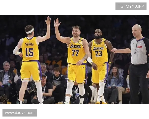 詹姆斯领衔湖人三巨头再度出战，新赛季NBA竞争格局解析