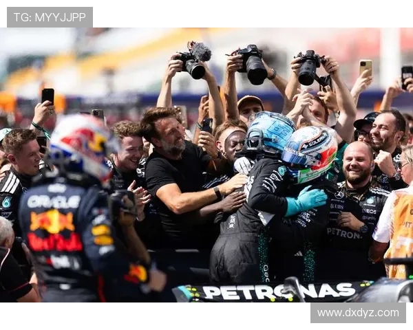 F1赛事：梅赛德斯与红牛争夺激烈 赛季末冠军争夺战愈加白热化