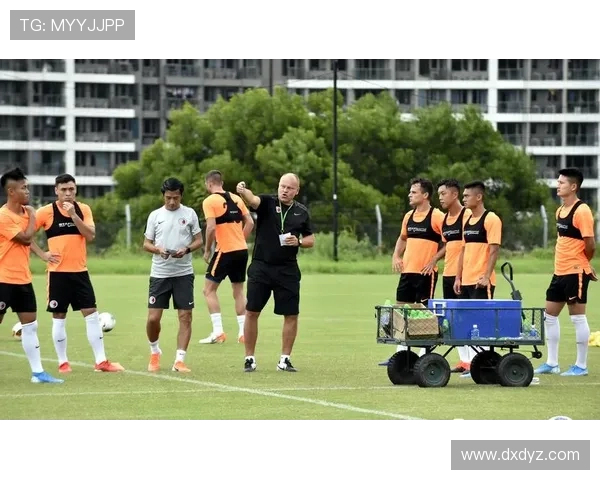 中国足球队备战世界杯预选赛 激烈训练赛场展现强劲实力