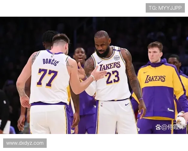 湖人逆转勇士惊险取胜詹姆斯关键时刻连续发力再成全场焦点事件